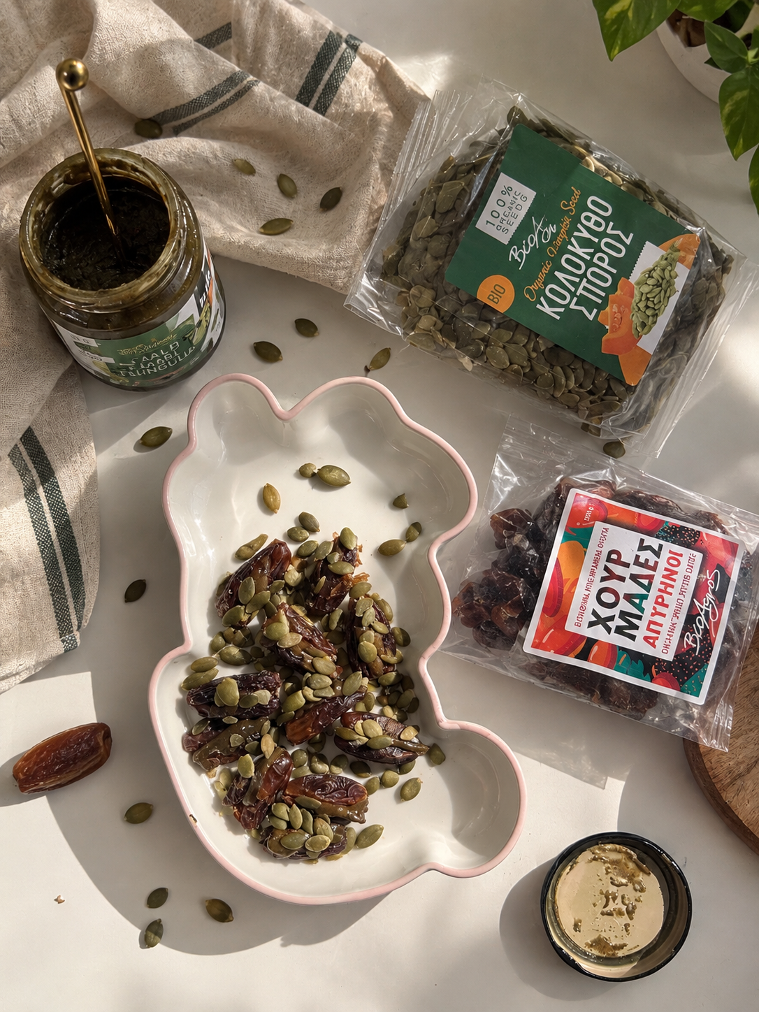 Snack për rënien e flokëve me gjalpë farash kungulli, fara kungulli dhe hurma Arabie